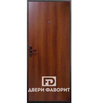 Входная металлическая дверь в квартиру с ламинатом
